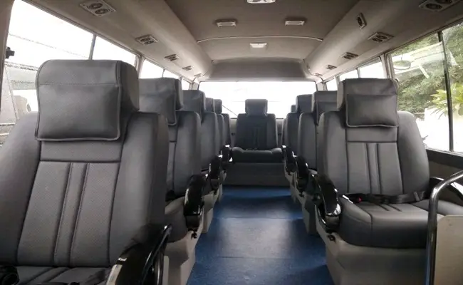 Group Airport Transfers vs Rideshare: What’s Better for Large Groups?